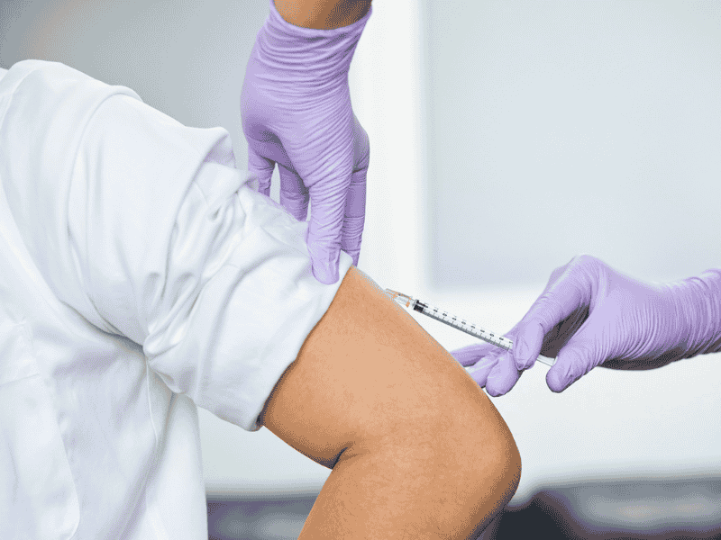 Tiêm vắc xin cho người lao động