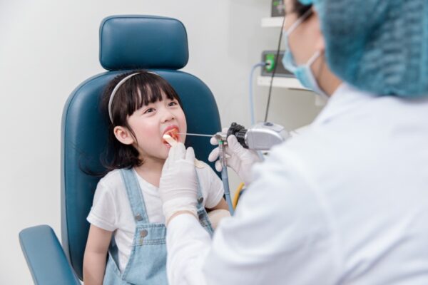 Khám tai mũi họng cho trẻ