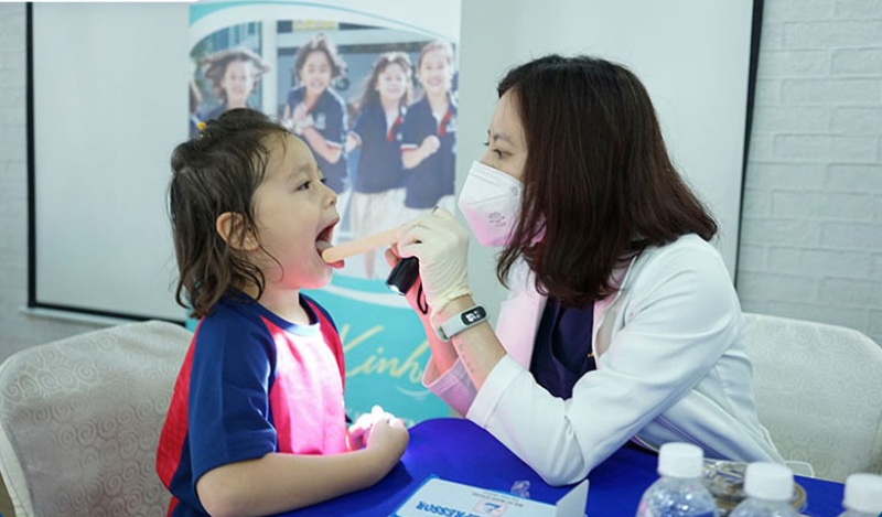 Khám tai mũi họng cho trẻ