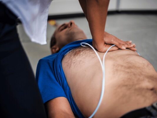 sơ cứu cho người bị nhồi máu cơ tim